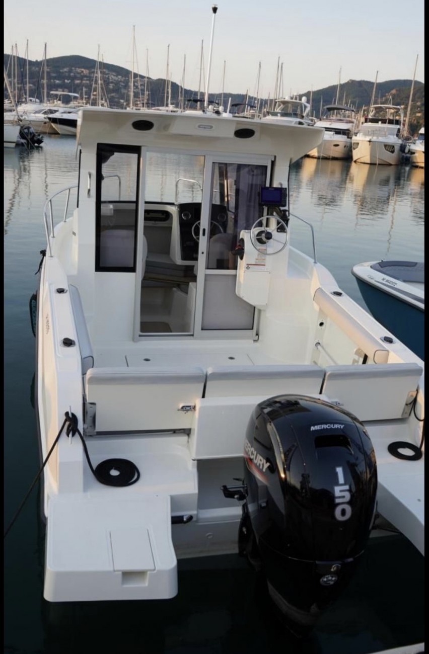 slider 6 Quicksilver Captur 625 Pilothouse